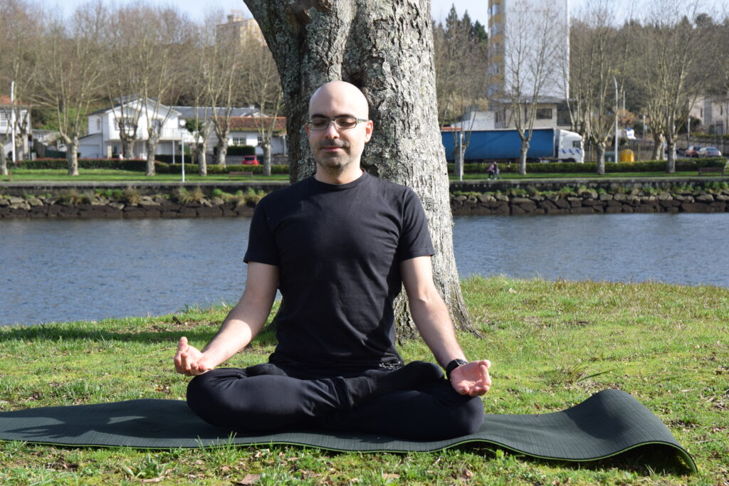 Bernardo Gamallo practicando meditación sentado al aire libre