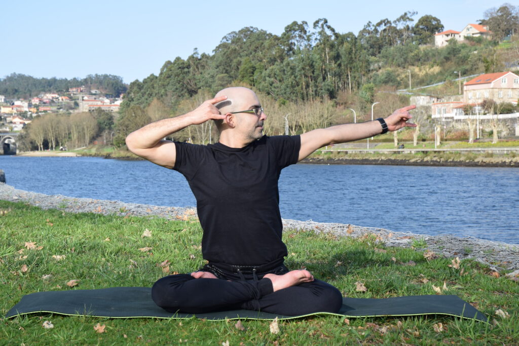 Bernardo Gamallo practicando una postura de yoga junto al río